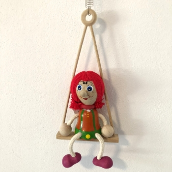 Panáček holka s copy na houpačce