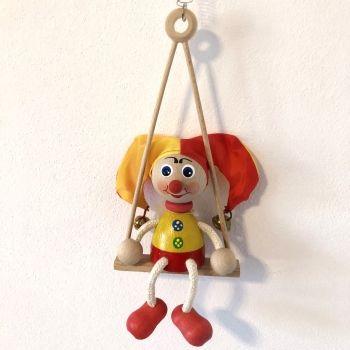 Panáček kašpárek žluto-červený na houpačce