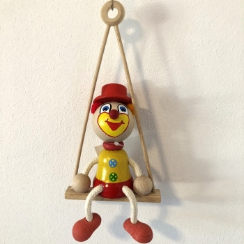 Panáček klaun s kloboukem na houpačce