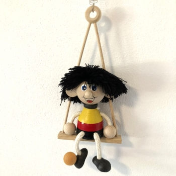 Panáček kluk fotbalista na houpačce