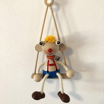 Panáček kluk okatý na houpačce