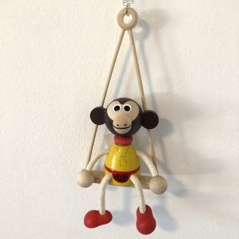 Panáček opička na houpačce