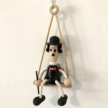 Panáček pán s hůlkou na houpačce