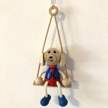 Panáček pes na houpačce