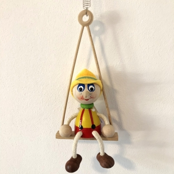 Panáček Pinocchio s kloboukem na houpačce