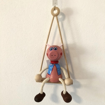Panáček prasátko na houpačce