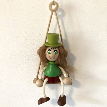 Panáček skřítek Ir na houpačce