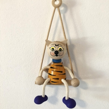 Panáček tygr na houpačce