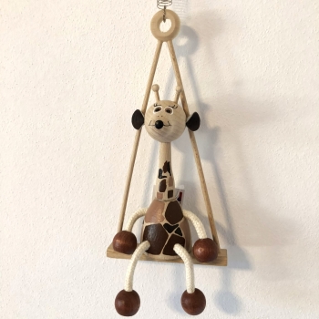 Panáček žirafa na houpačce