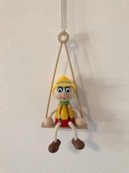 Pinocchio s kloboukem na houpačce