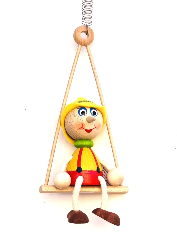 Panáček Pinocchio s kloboukem na houpačce